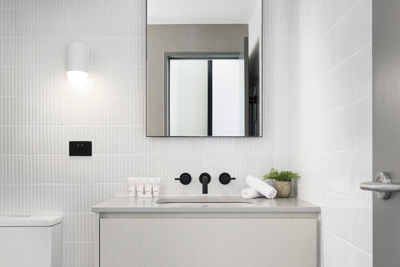 Art Series - The Chen Box Hill Ngoại thất bức ảnh Bathroom with white subway tiles